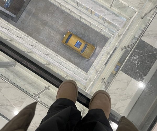 Steklyannyj-pol-apart-otel-taukel