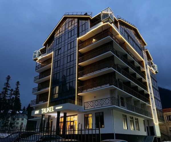 Vneshnij-vid-apart-otel-taukel-nochiy-new